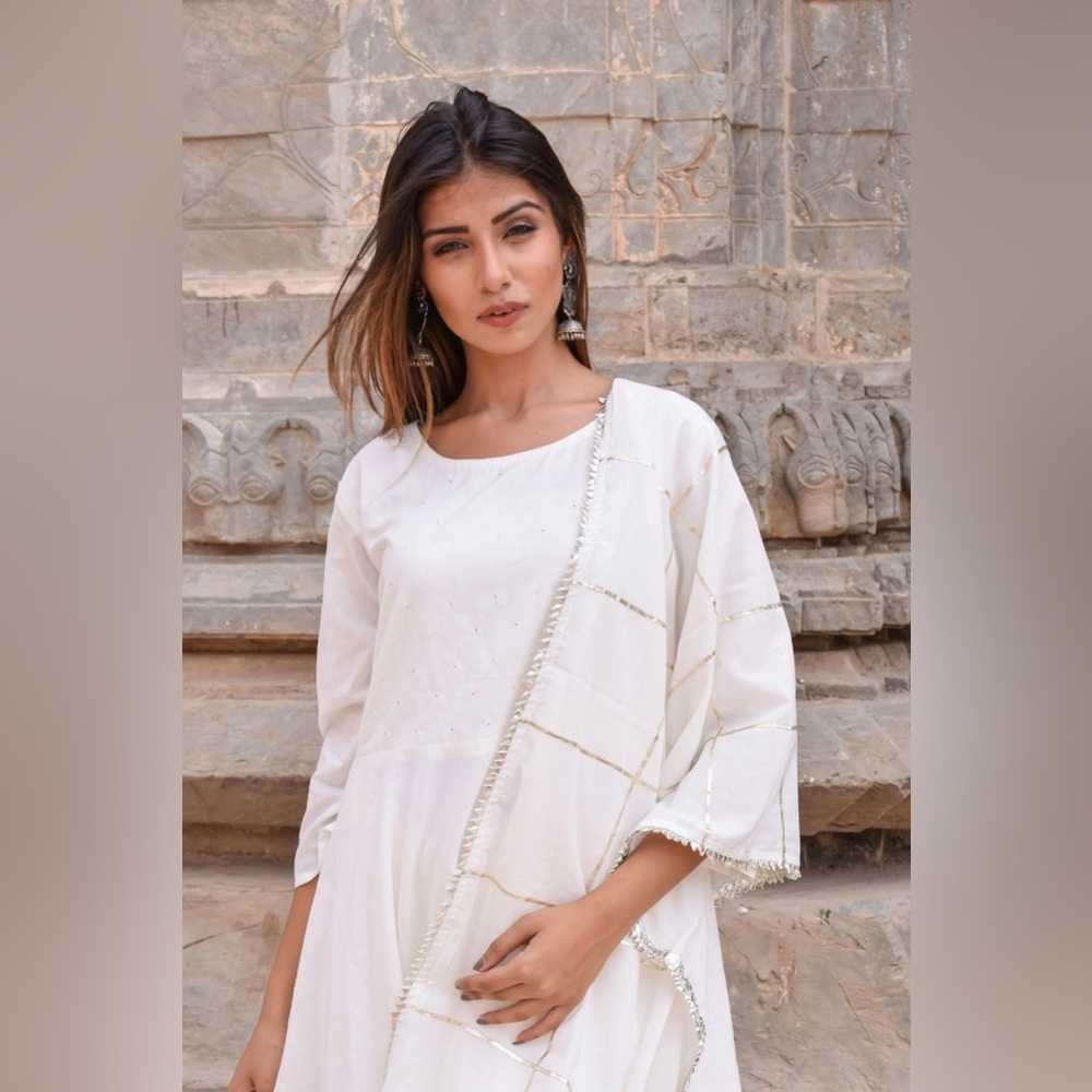 🔹Women's White Kurta With Gota Work Palazzo And Dupatta Set (3 Pc Set) - XS